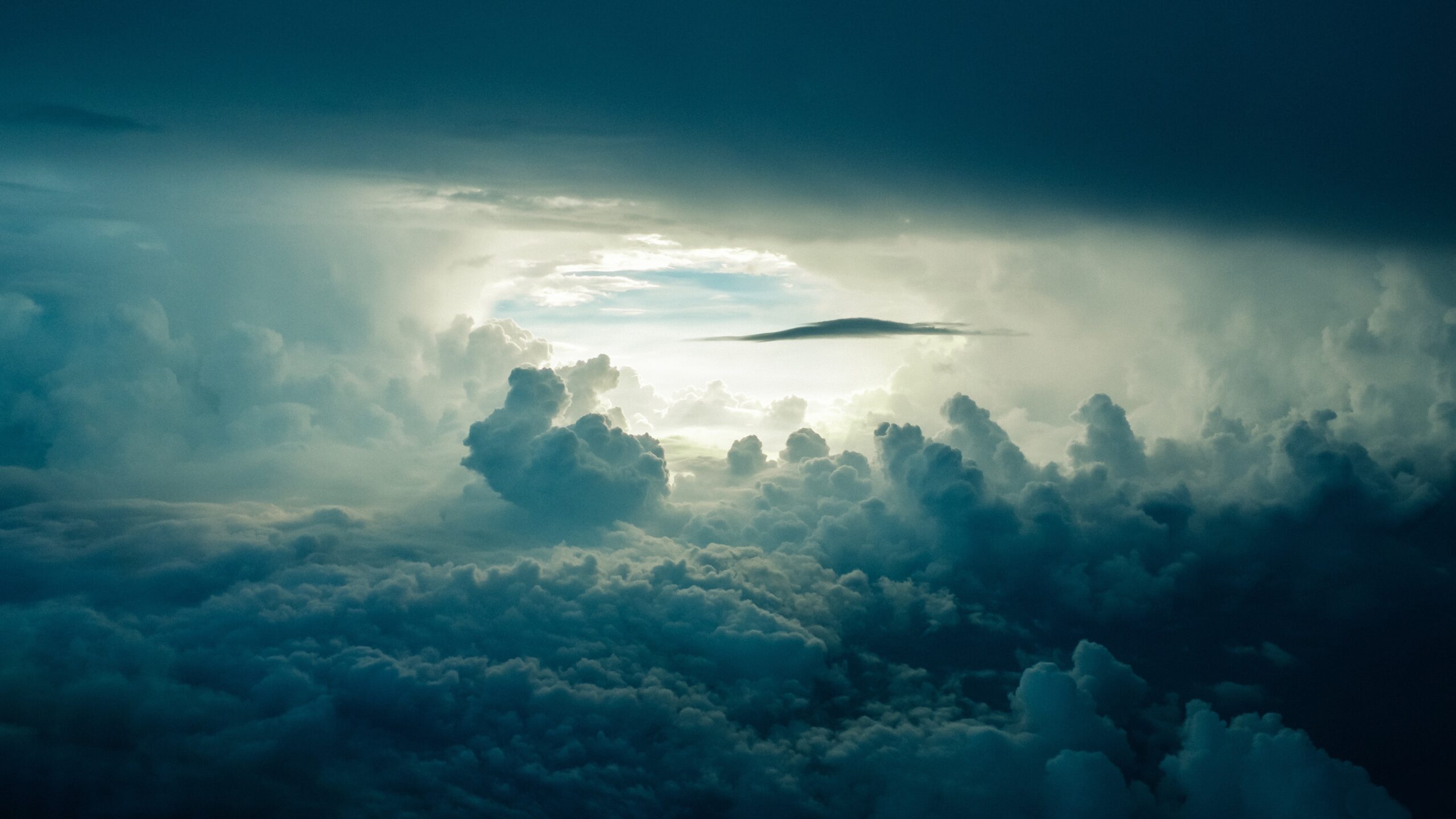 dunkle Wolken und Sonnenfenster